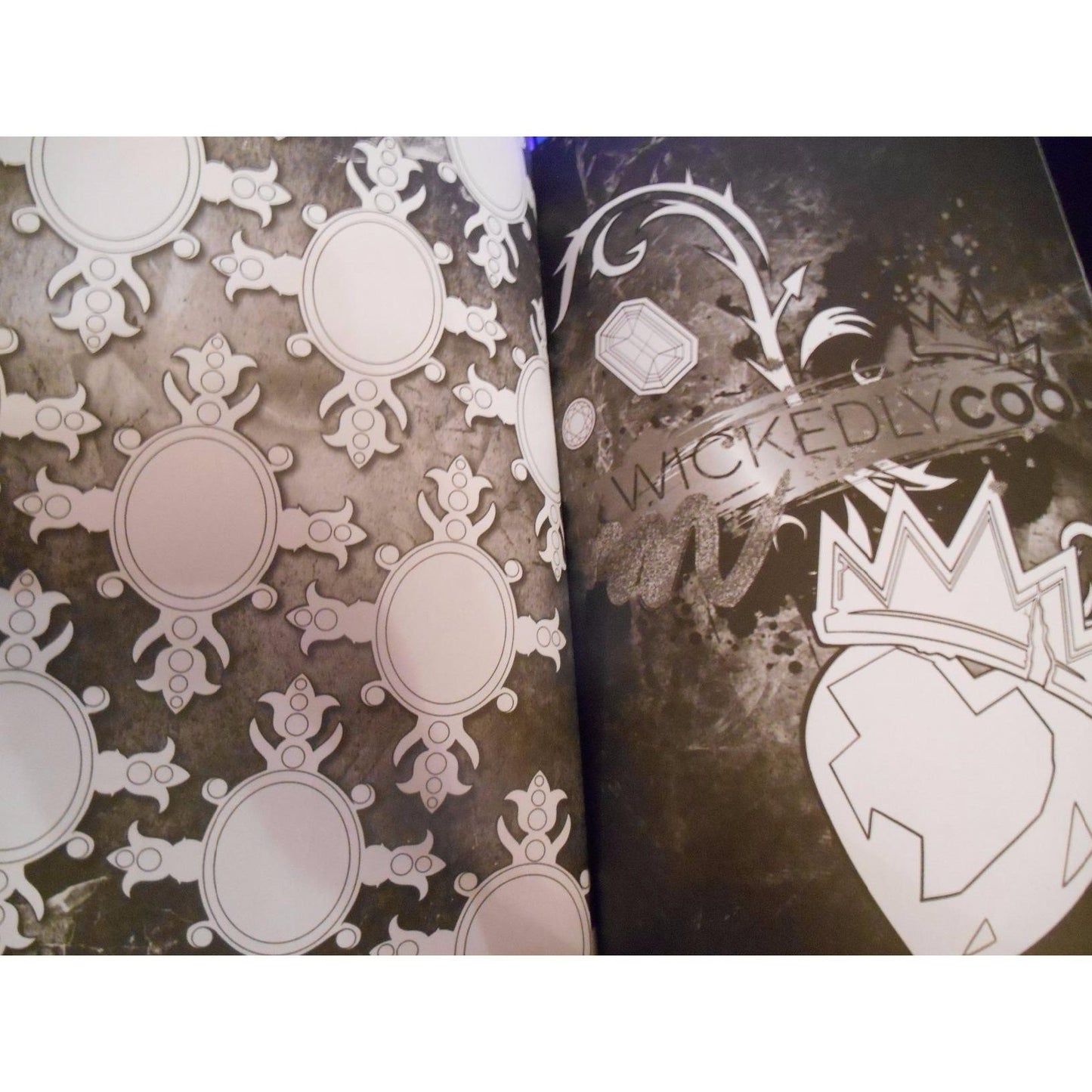Descendants 2: A Wickedly Cool Coloring Book (Art of Coloring)